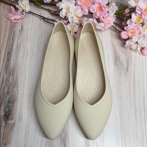 CROCS BROOKLYN POINTED FLAT - SIZE 7 Stucco